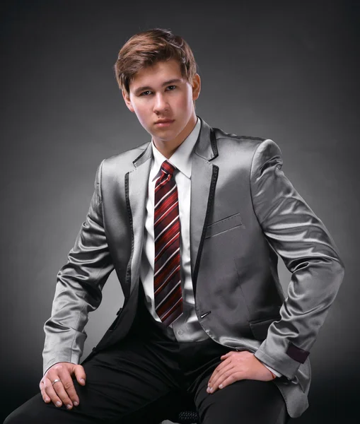 Retrato de un joven guapo — Foto de Stock