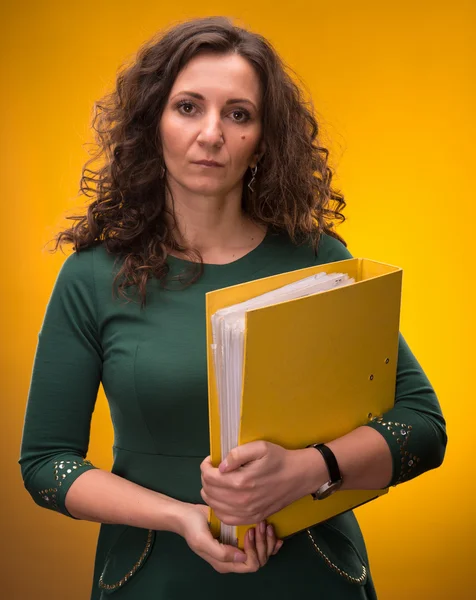 Retrato de mulher de negócios com pastas — Fotografia de Stock