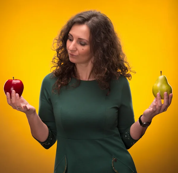 Morena de beleza com maçã e pêra — Fotografia de Stock