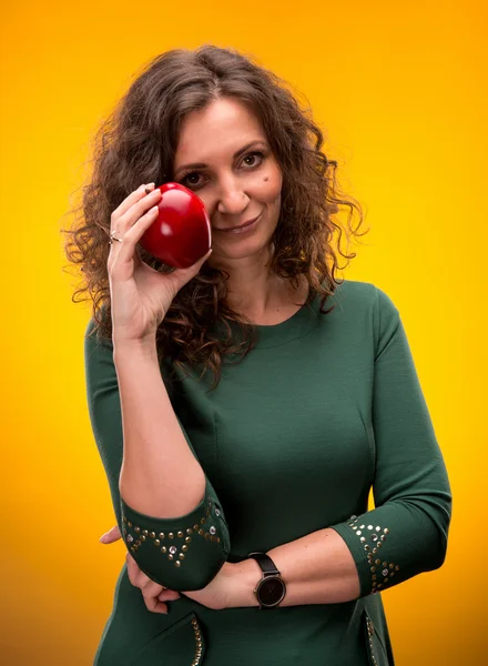 Retrato de uma mulher atraente com uma maçã — Fotografia de Stock