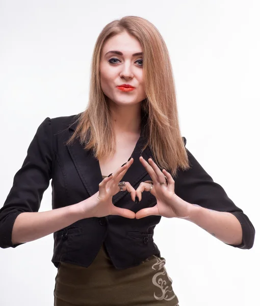 Jovem mulher mostrando sinal do coração — Fotografia de Stock