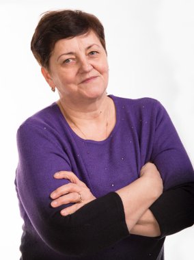 yakın çekim olgun gülümseyen kadın portresi