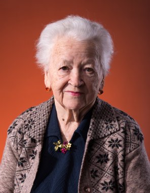 Gülümseyen yaşlı kadın