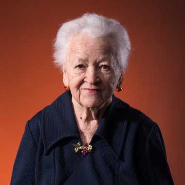 Gülümseyen yaşlı kadın