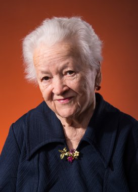 Gülümseyen yaşlı kadın