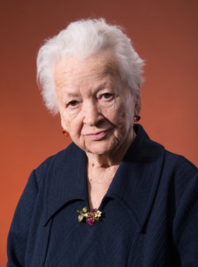 ciddi yaşlı kadın