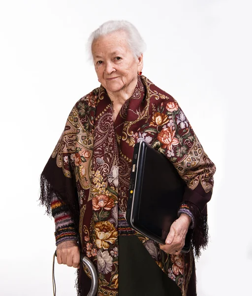 Mujer mayor en hermoso chal con portátil — Foto de Stock