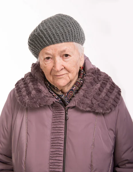 Portret van oude vrouw in de winter uitloper — Stockfoto