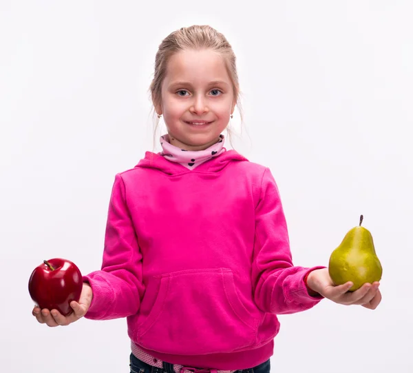 Porträt eines hübschen Mädchens mit Apfel und Birne — Stockfoto