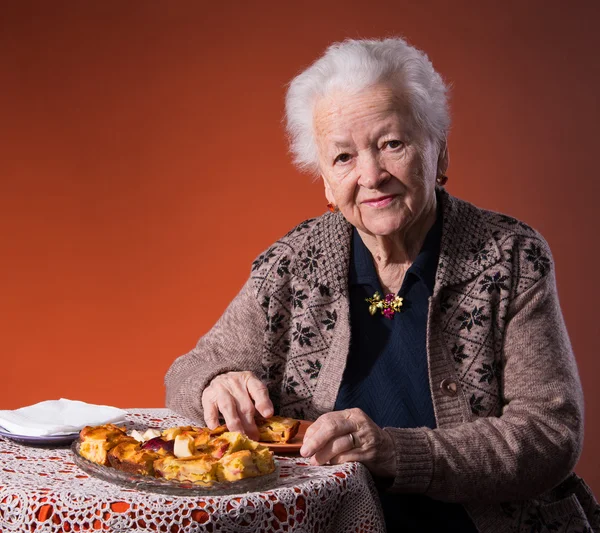 Starszy kobieta degustacja szarlotka — Zdjęcie stockowe