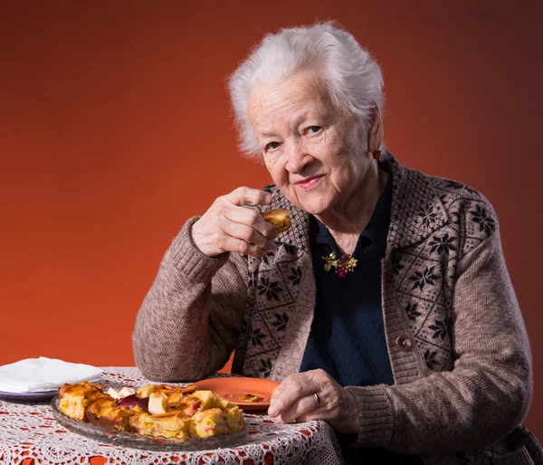 Senior mulher degustação de torta de maçã — Fotografia de Stock