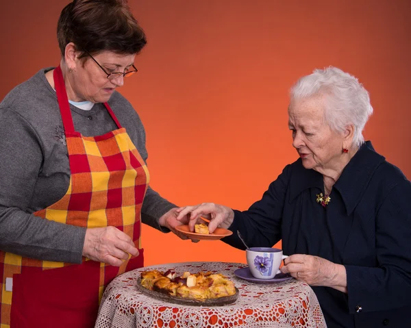 Anne ve kızı elmalı turta ile çay içiyor — Stok fotoğraf