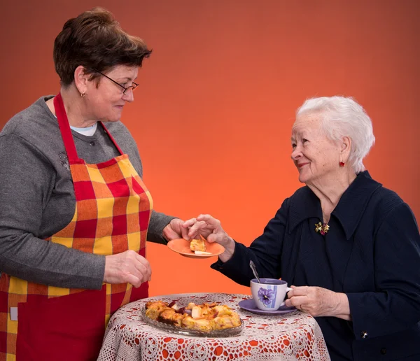 Mère et fille prenant le thé avec tarte aux pommes — Photo