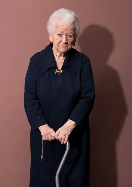 Mulher velha com uma bengala — Fotografia de Stock