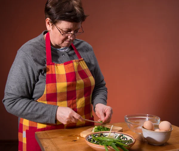 Mulher preparando salada — Fotografia de Stock