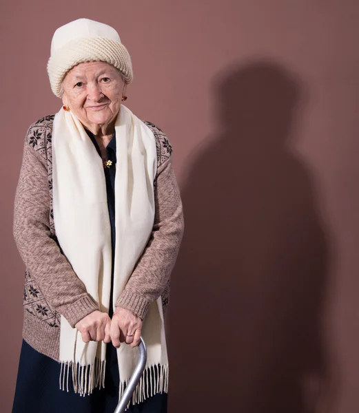 Vecchia donna con una canna — Foto Stock