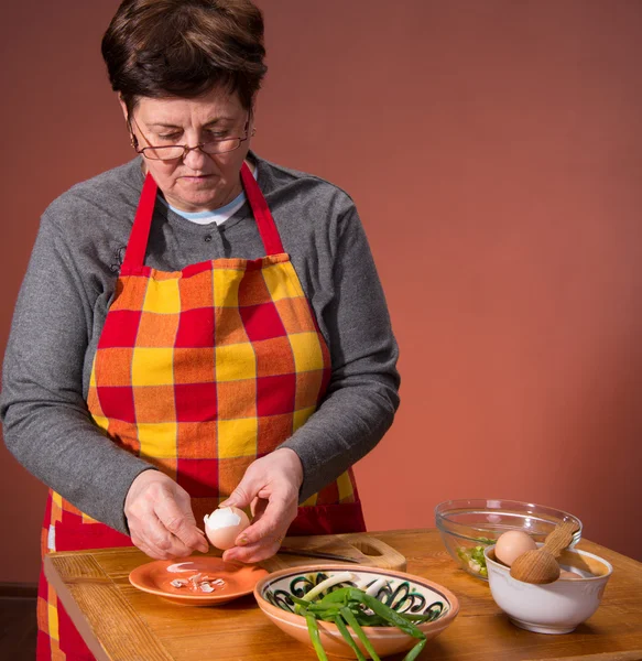 Žena připravuje salát — Stock fotografie