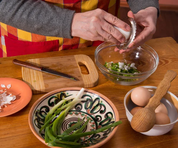 Підготовка салату — стокове фото