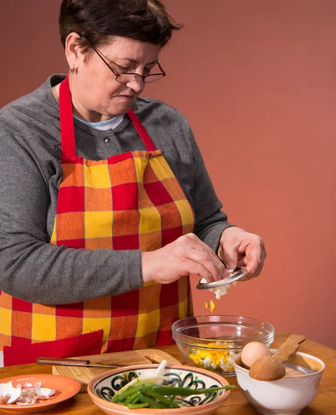 Mujer preparando ensalada —  Fotos de Stock