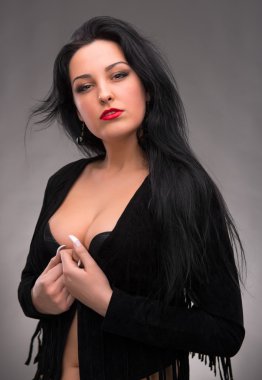 siyah elbiseli seksi kadın portresi
