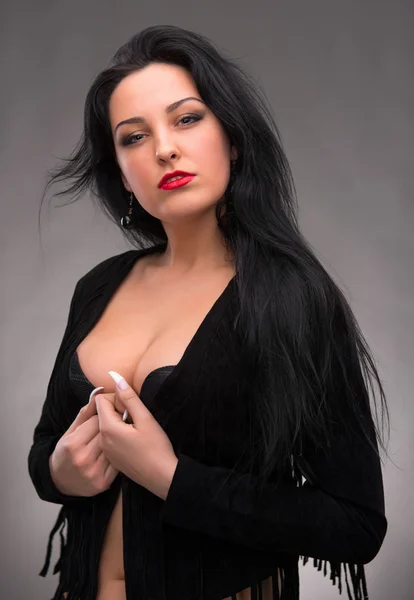 Retrato de mulher sexy em vestido preto — Fotografia de Stock