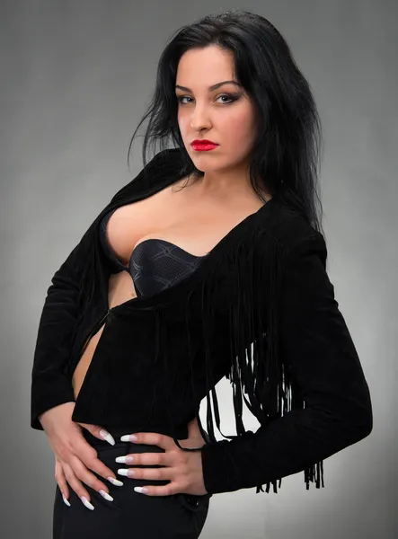 黒のドレスでセクシーな女性の肖像画 — ストック写真