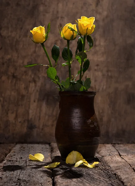 花瓶里的黄玫瑰 — 图库照片