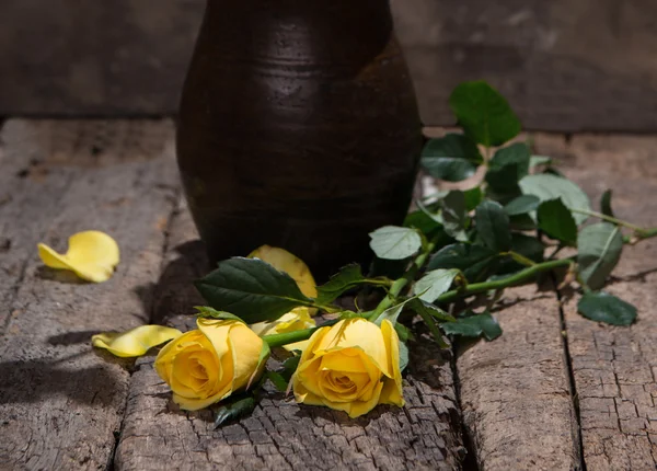 Rosas amarillas en florero —  Fotos de Stock