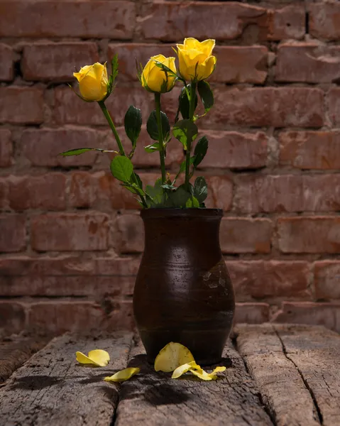 Rosas amarillas en florero —  Fotos de Stock