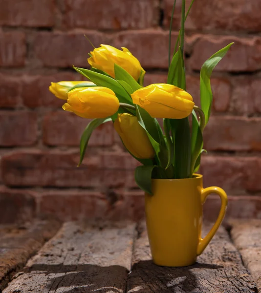 Mooie gele tulpen in een mok — Stockfoto
