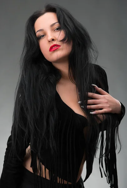 黒のドレスでセクシーな女性の肖像画 — ストック写真