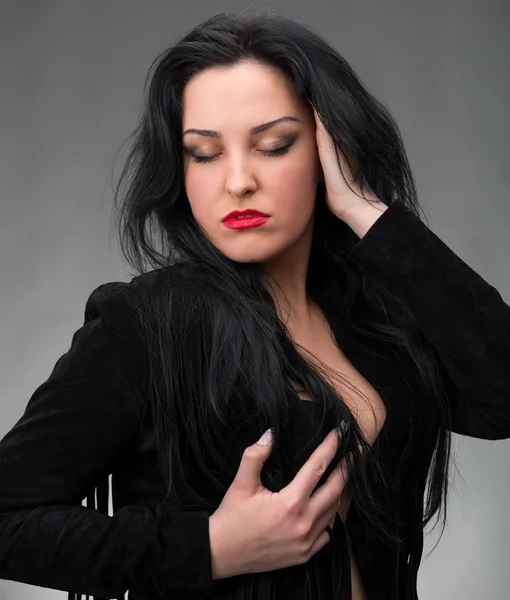 Retrato de mujer sexy en vestido negro — Foto de Stock