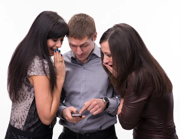 Groupe de surpris en regardant un téléphone portable — Photo