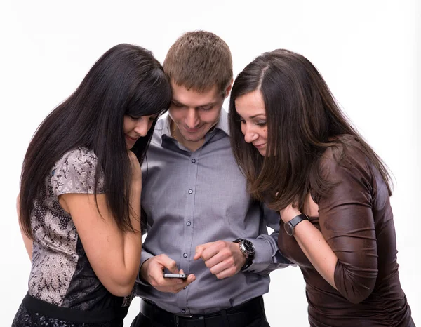 Grupa zaskoczony patrząc na telefon komórkowy — Zdjęcie stockowe