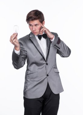 telekinetik güçlerini kullanarak sihirbaz