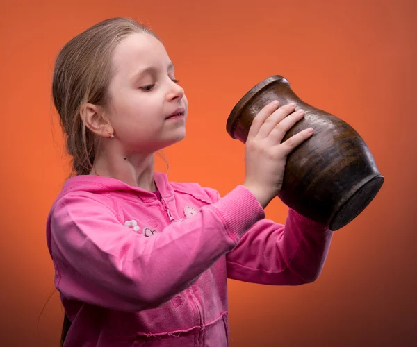 Mädchen hält ein Glas in der Hand — Stockfoto