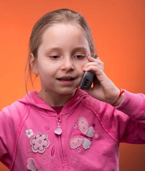 Flicka pratar på en mobiltelefon — Stockfoto