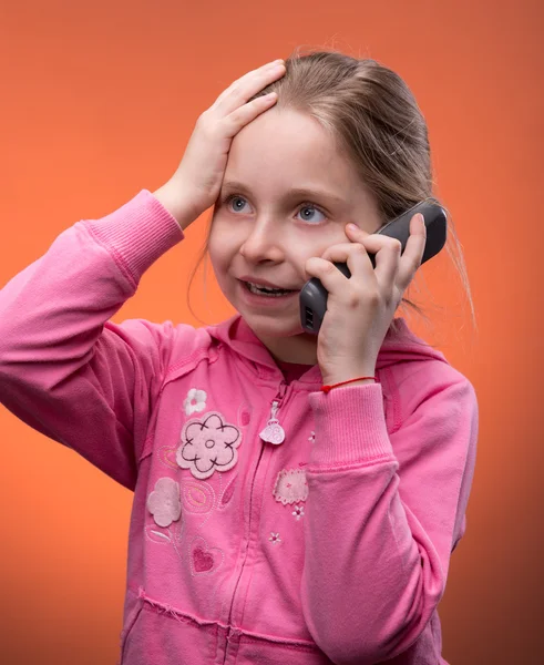 Menina falando em um telefone celular — Fotografia de Stock