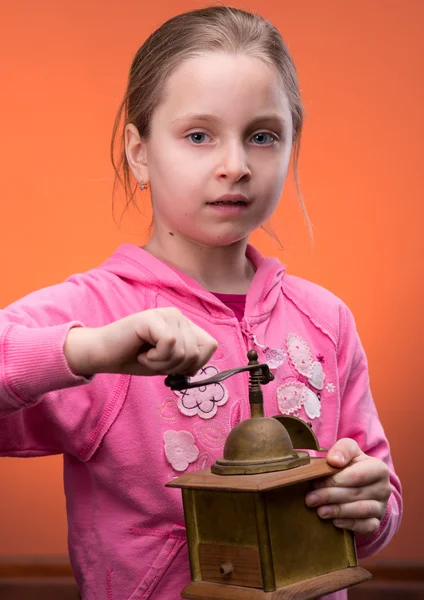 Portrait de petite fille et une meuleuse — Photo