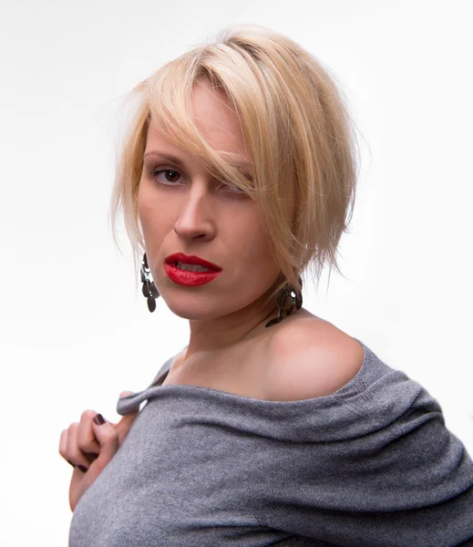 Porträtt av ung vacker blond flicka med rött läppstift — Stockfoto