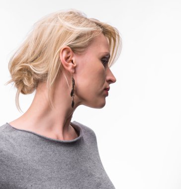 Kırmızı ruj genç güzel sarışın kız portresi