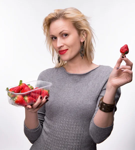 Jong gelukkig blond meisje met verse aardbeien — Stockfoto