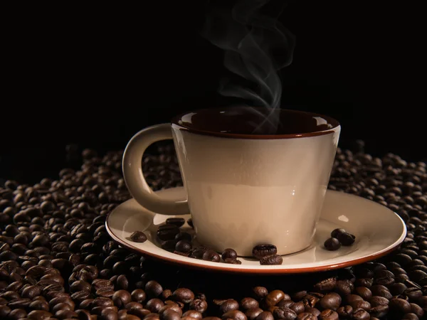 Tazza calda di caffè e fagioli — Foto Stock