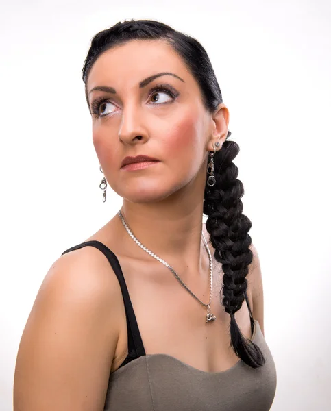 Ung kvinna med vacker frisyr — Stockfoto