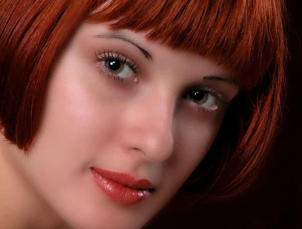 Μεγέθυνση του γυναίκα όμορφη κοκκινομάλλα με μόδα hairstyle — Φωτογραφία Αρχείου