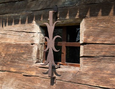 eski ahşap evi penceresi