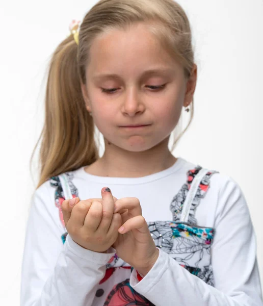 負傷した指を持つ少女 — ストック写真