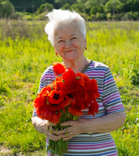 Vieille femme avec des coquelicots — Photo