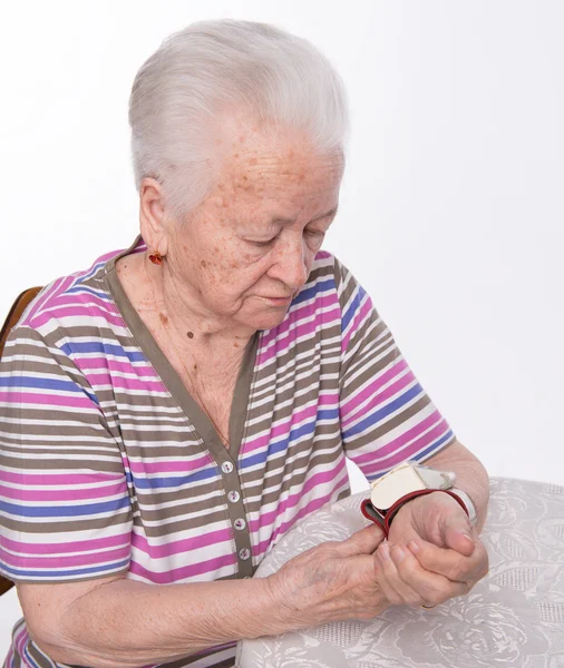 Alte Frau misst arteriellen Druck — Stockfoto