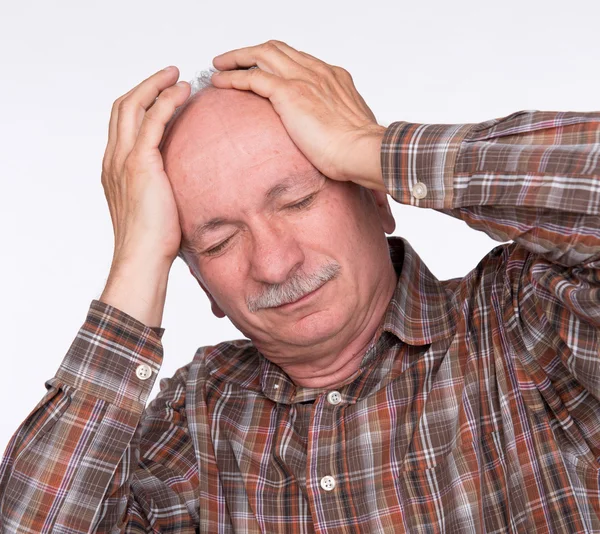 Viejo que sufre de un dolor de cabeza — Foto de Stock